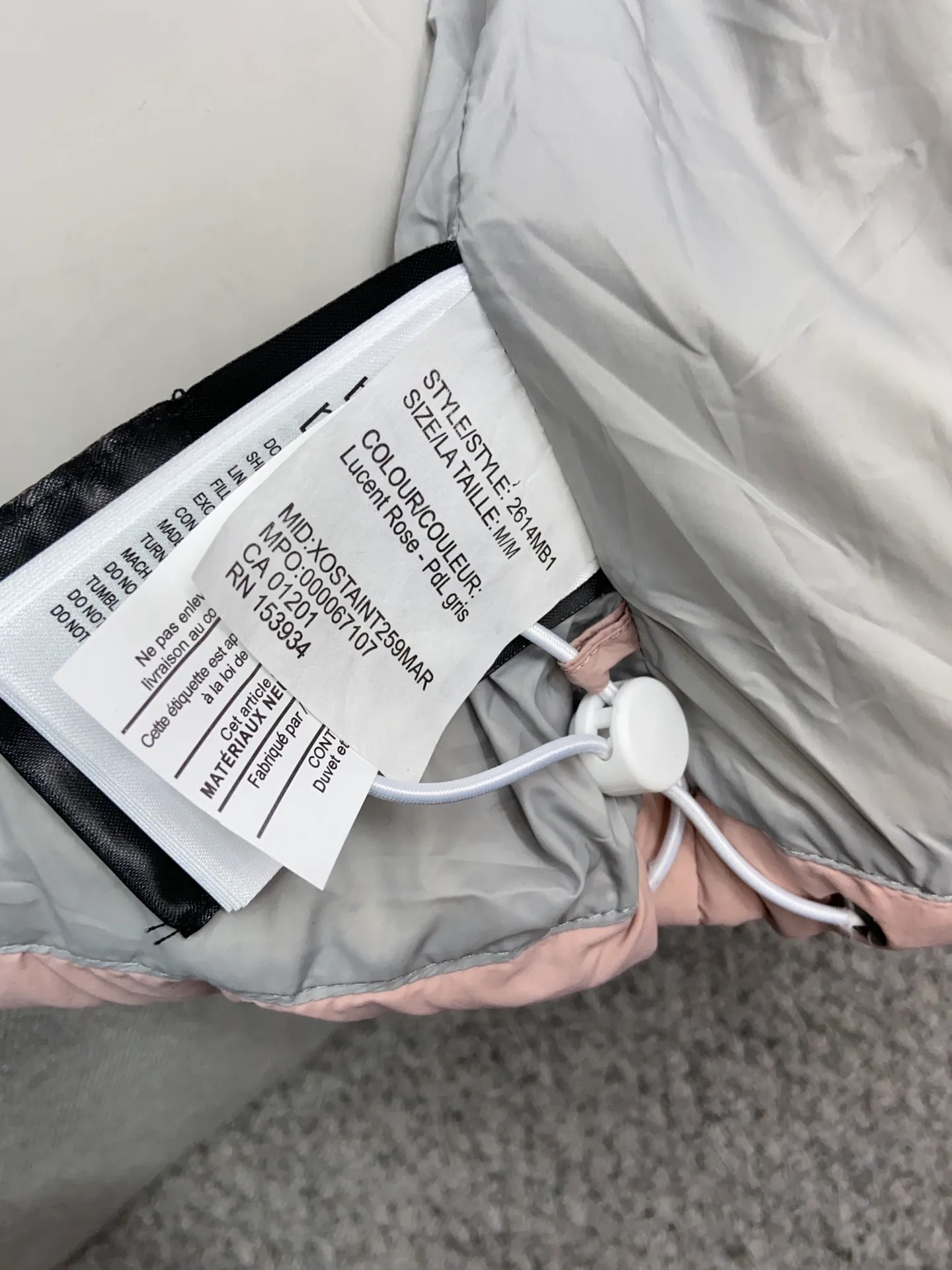 P520 original single version exclusive release #𝘾𝘼𝙉𝘼𝘿𝘼 𝙂𝙊𝙊𝙎𝙀/𝙅𝙪𝙣𝙘𝙩𝙞𝙤𝙣 top original TOP version restored ZP up to 98%‼ ️ CANADA GOOSE/Canada Goose Pastels Pastel Series Everett White Label Vest This versatile Everett vest is a lightweight layering item suitable for wearing in all seasons. It is trimmed in all white and equipped with D-rings for hanging gloves or other daily items when outside. It is ideal for travel and unpredictable weather conditions. The pocket openings and cuff edges are reinforced with CORDURA fabric for durability. The reflective stripes on the back of the collar improve visibility in dim environments, making it the first choice for travel. Note: In order to maximize profits during the production process, some businesses add toxic waste silk, 50 velvet, hand-feel velvet, etc. into the clothes! It is said to be 90% white duck down, purchasing agent level, or even more exaggeratedly said to be 90% white goose down, to fool the layman! (You can consult the official Big Goose. All authentic styles are made of white duck down) ⚠️ Remember, you get what you pay for! Don't be greedy for small gains, or you will suffer big losses!  Size: XS S M L XL Color: Black Melt Water Blue Soft Pink Moonlight Lime